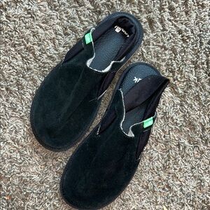 Sanuk Black Suede woman’s sling back clothes toed flats